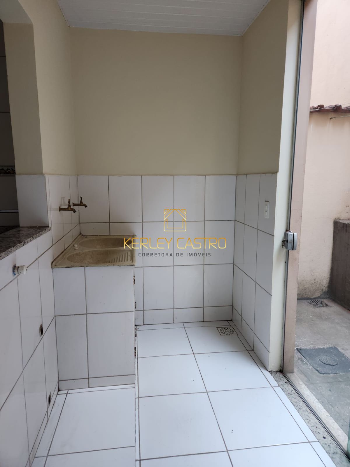 VENDO APARTAMENTO COM ÁREA PRIVATIVA NO CARMO